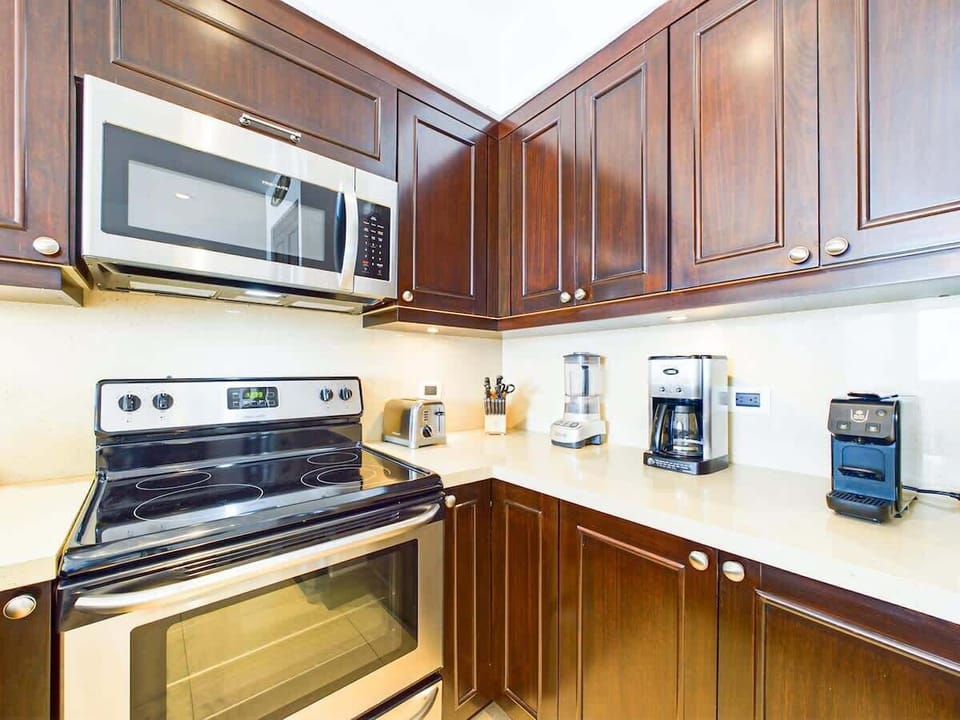 Gourmet kitchen, fully stocked