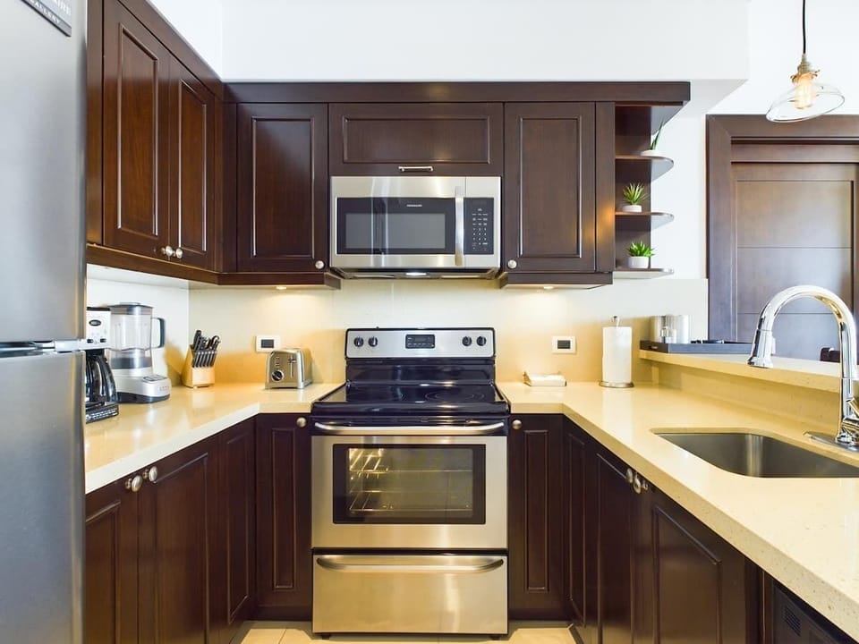 Gourmet kitchen, fully stocked