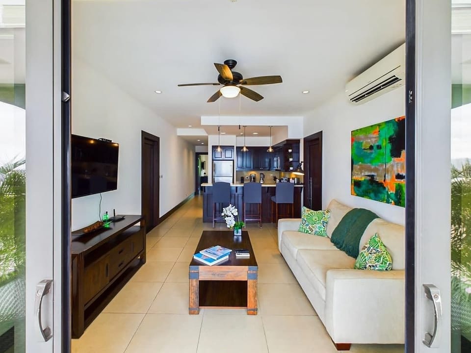 Spacious living area, flat screen TV