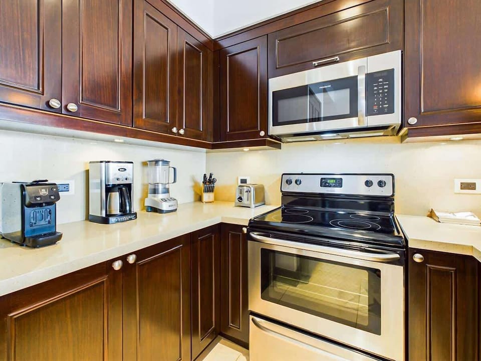 Gourmet kitchen, fully stocked