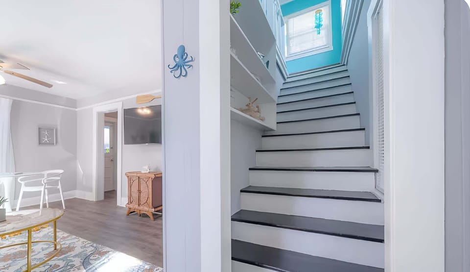 Upstairs leading to the 2 bedrooms 