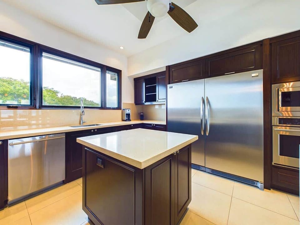 Gourmet kitchen, fully stocked