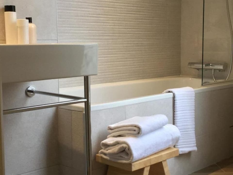 Superior Double Room | Bathroom | Hair dryer, towels, soap, shampoo