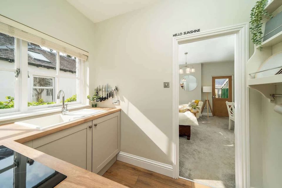 Kitchen off of living room with electric hob