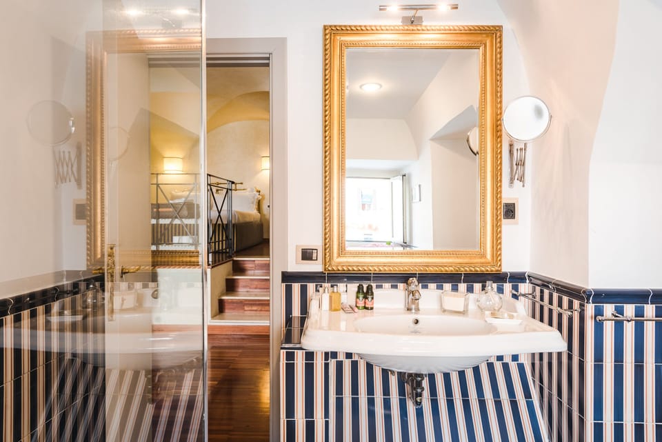 Suite | Bathroom | Shower, hydromassage showerhead, designer toiletries, hair dryer