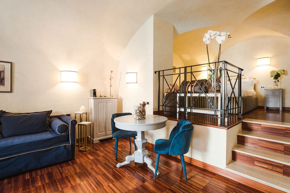 Suite | Living area | 28-inch flat-screen TV with satellite channels, TV