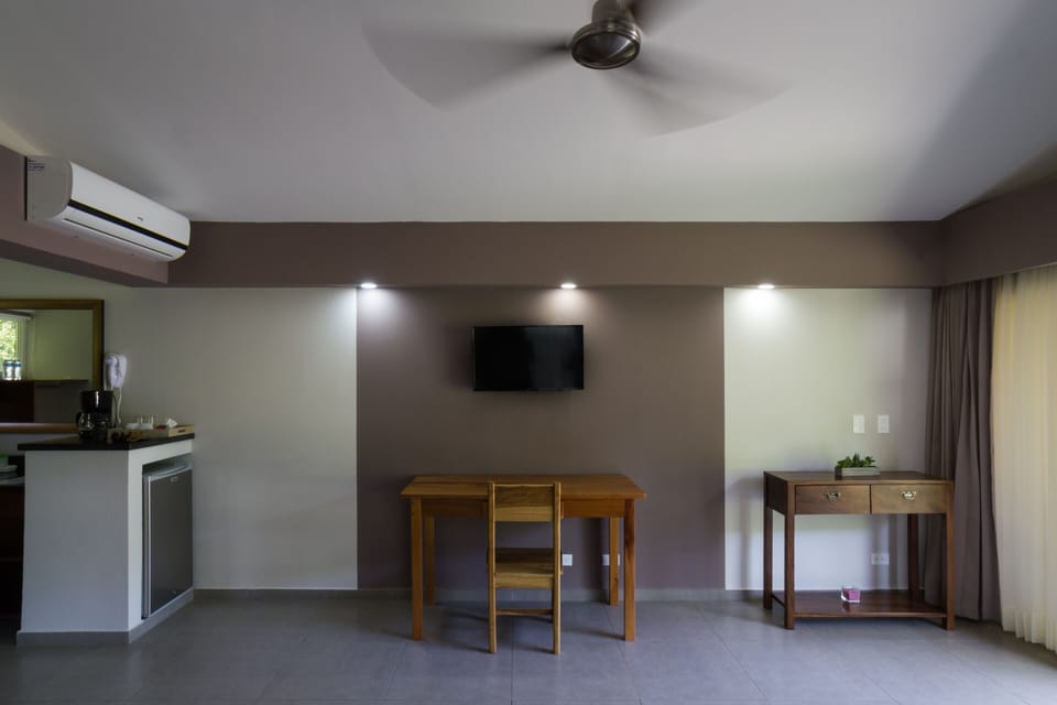 Deluxe Double or Twin Room | Minibar, in-room safe, laptop workspace, soundproofing