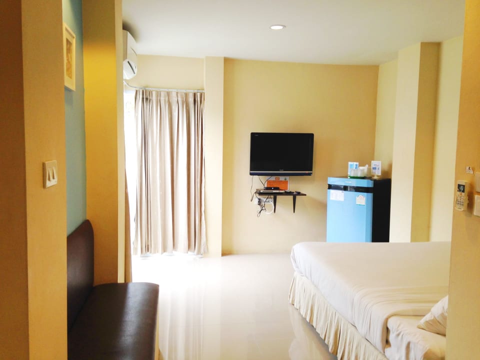 Standard Room | Desk, rollaway beds, free WiFi