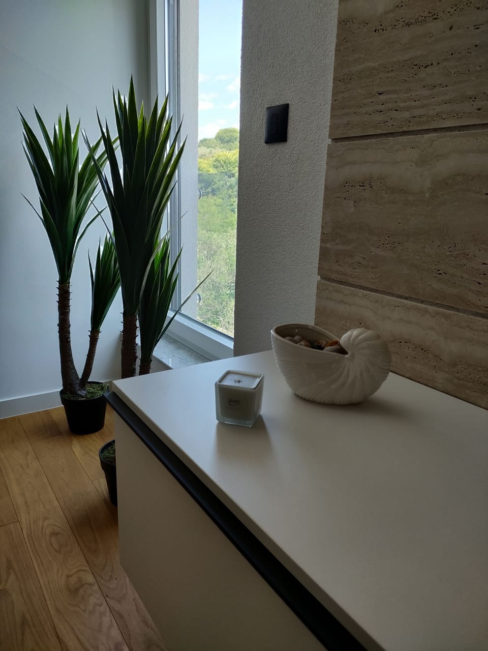 Living room with seaview, with entrance to big terrace