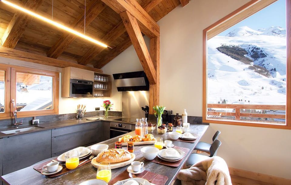 The spacious counter features plenty of seating!