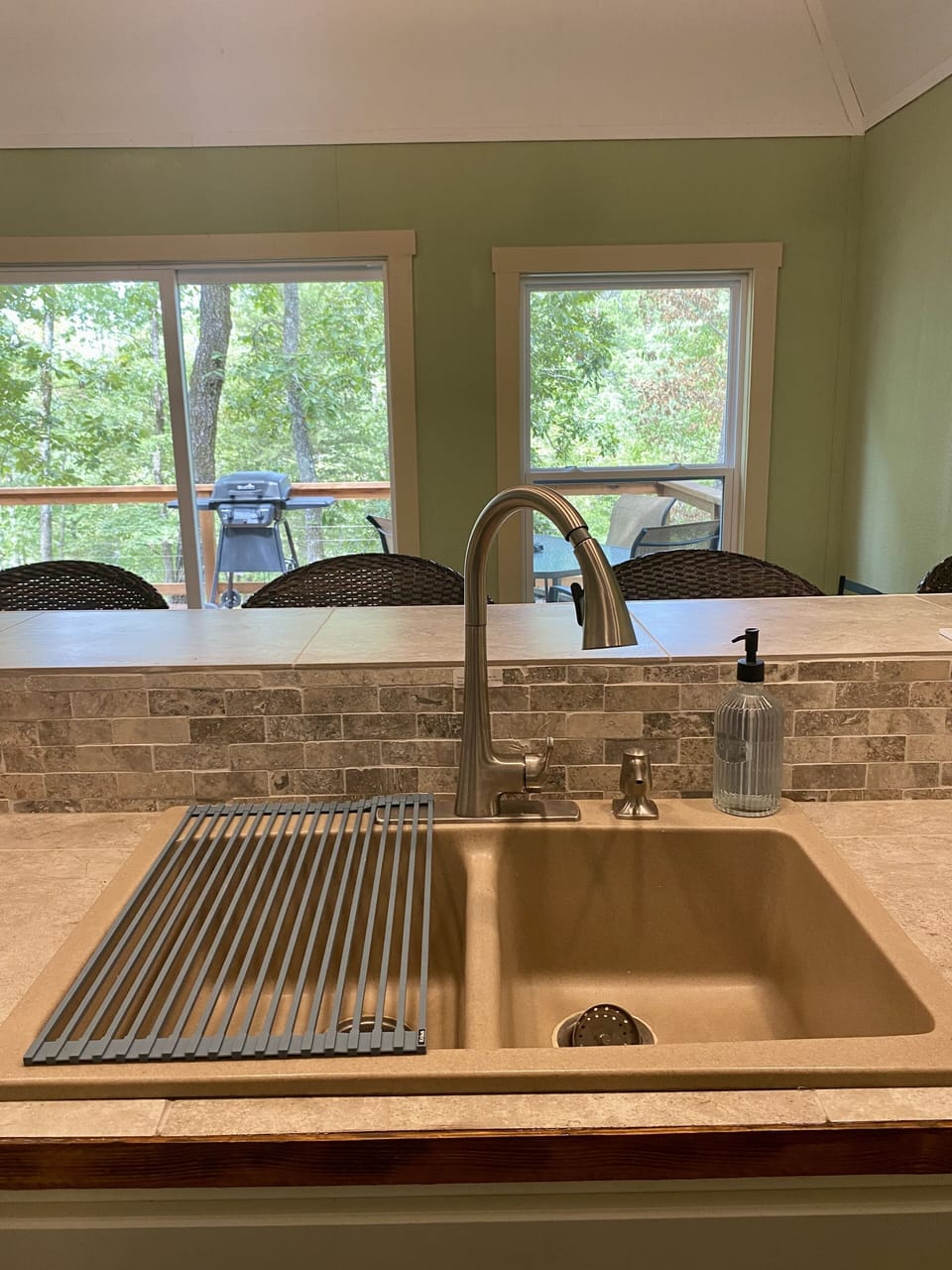 Double sinks with view to outside