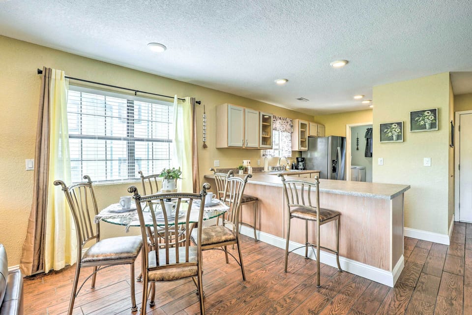 Dining Area | Kitchen