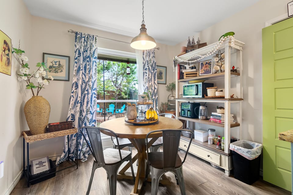 Additional seating in the breakfast nook!