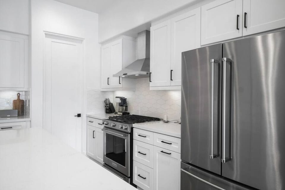 Bright kitchen w/ stainless appliances & clean, modern finishes throughout