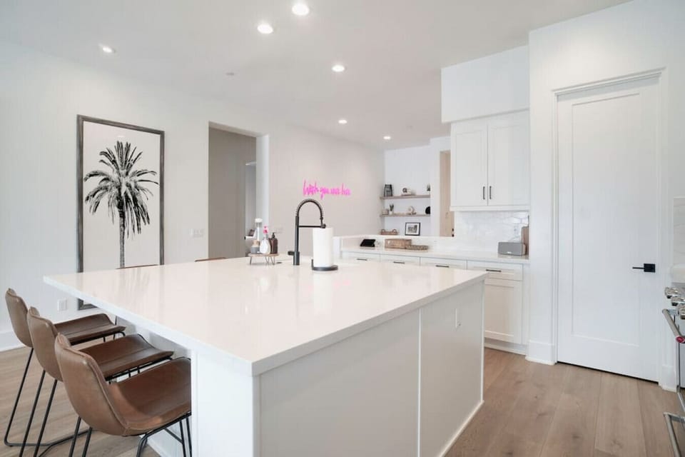 Spacious kitchen island w/ seating, great for casual dining & gathering