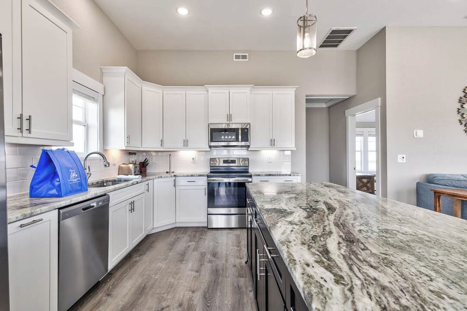 Top-Level Kitchen with Bar (seats 4)