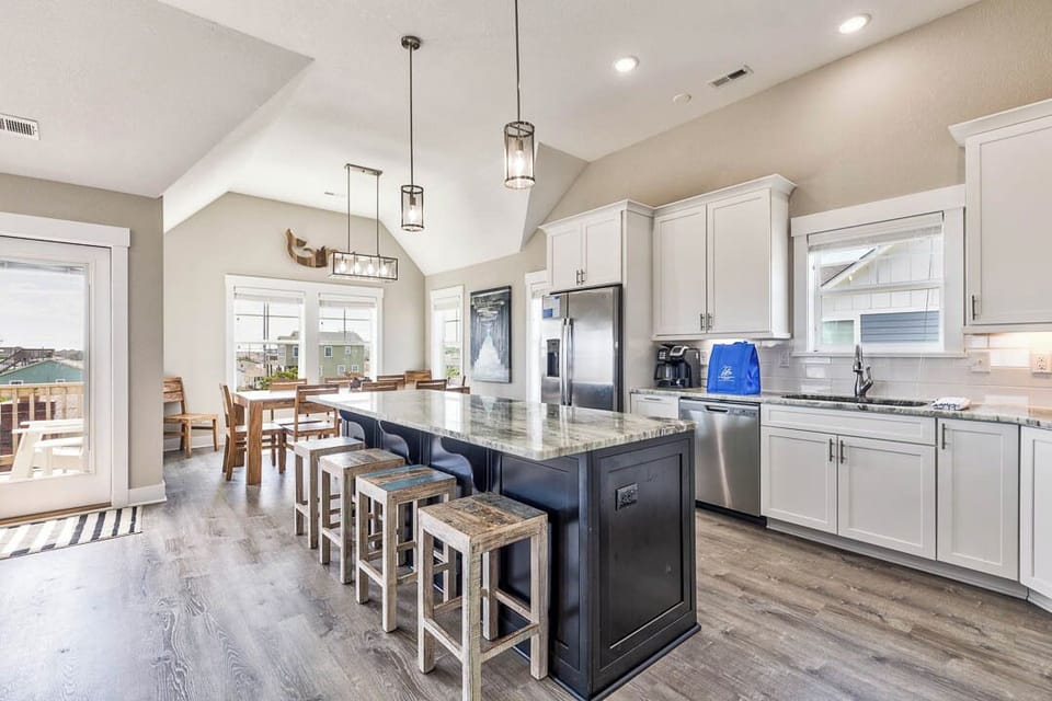Top-Level Kitchen with Bar (seats 4)