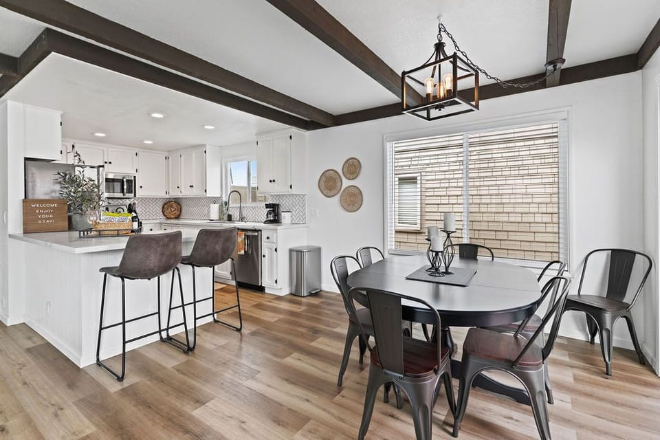 Dining area, breakfast bar