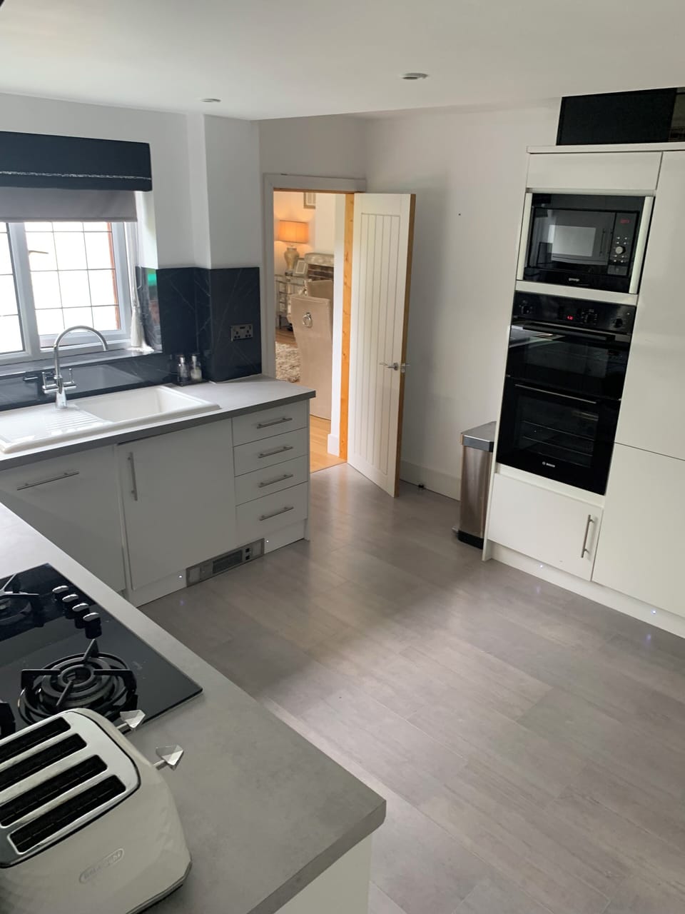 Full Working Kitchen With All Appliances & Utensils....