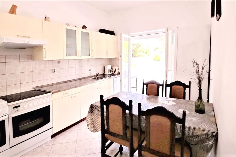 House | Private kitchen | Fridge, microwave, oven, dishwasher