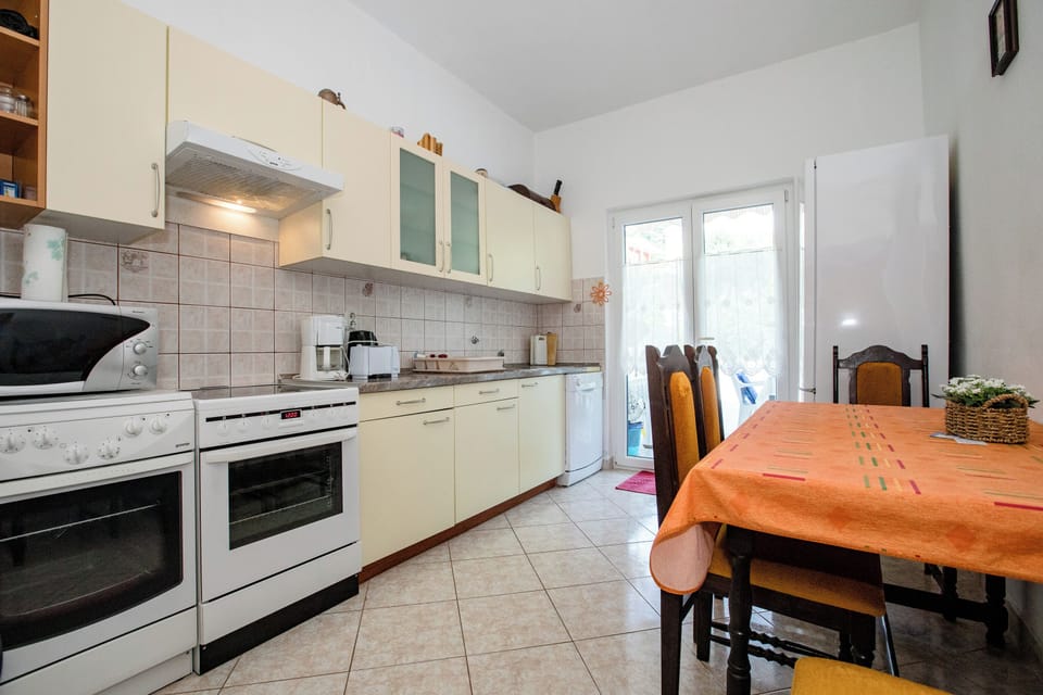 House | Private kitchen | Fridge, microwave, oven, dishwasher