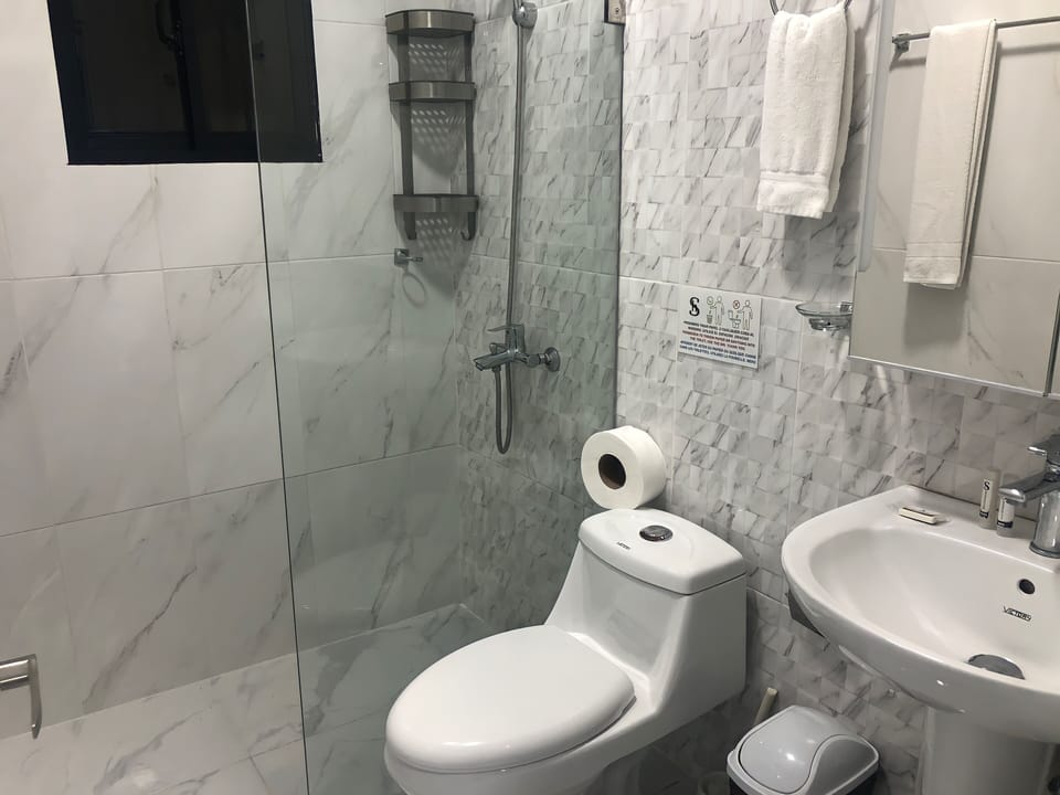 Standard Twin Room | Bathroom | Shower, designer toiletries, hair dryer, towels