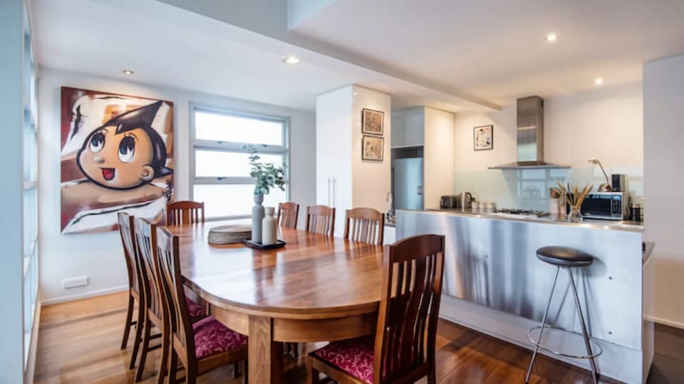 Spacious dining for 8