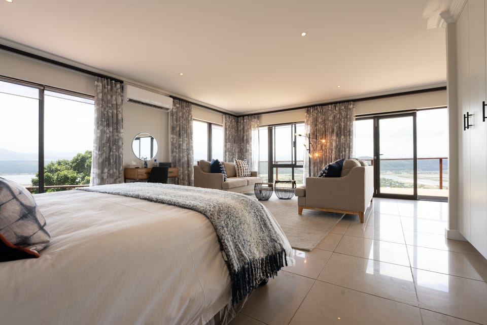 Superior Suite | Minibar, bed sheets