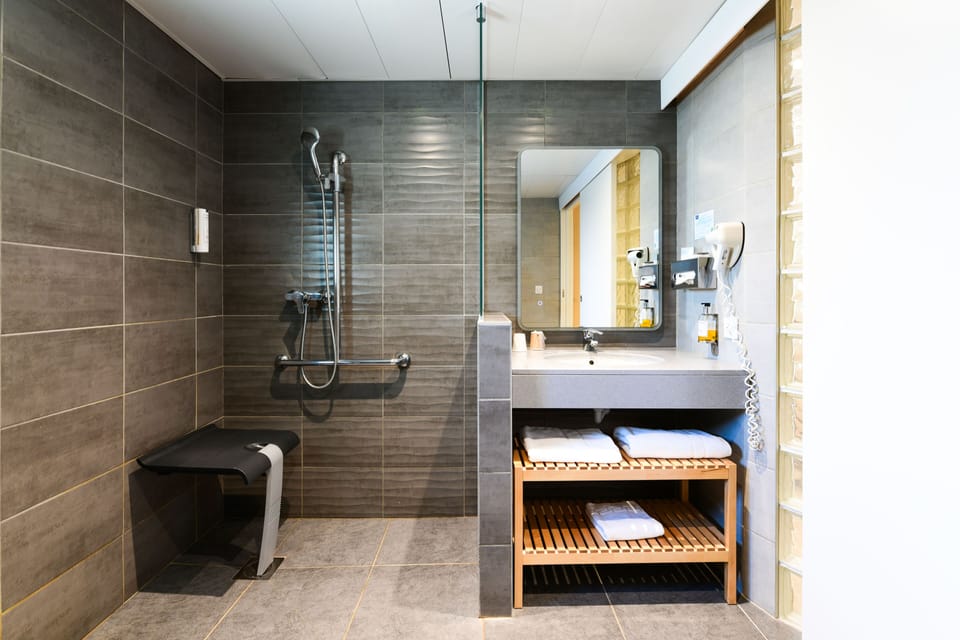 Quadruple Room, 1 Bedroom, Accessible | Bathroom | Hair dryer