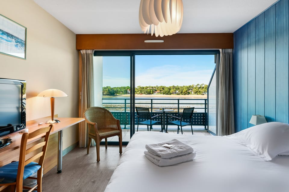 Double Room, Lake View | In-room safe, iron/ironing board, free WiFi, bed sheets