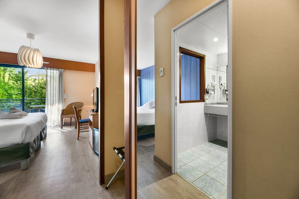 Double, South Side | In-room safe, iron/ironing board, free WiFi, bed sheets