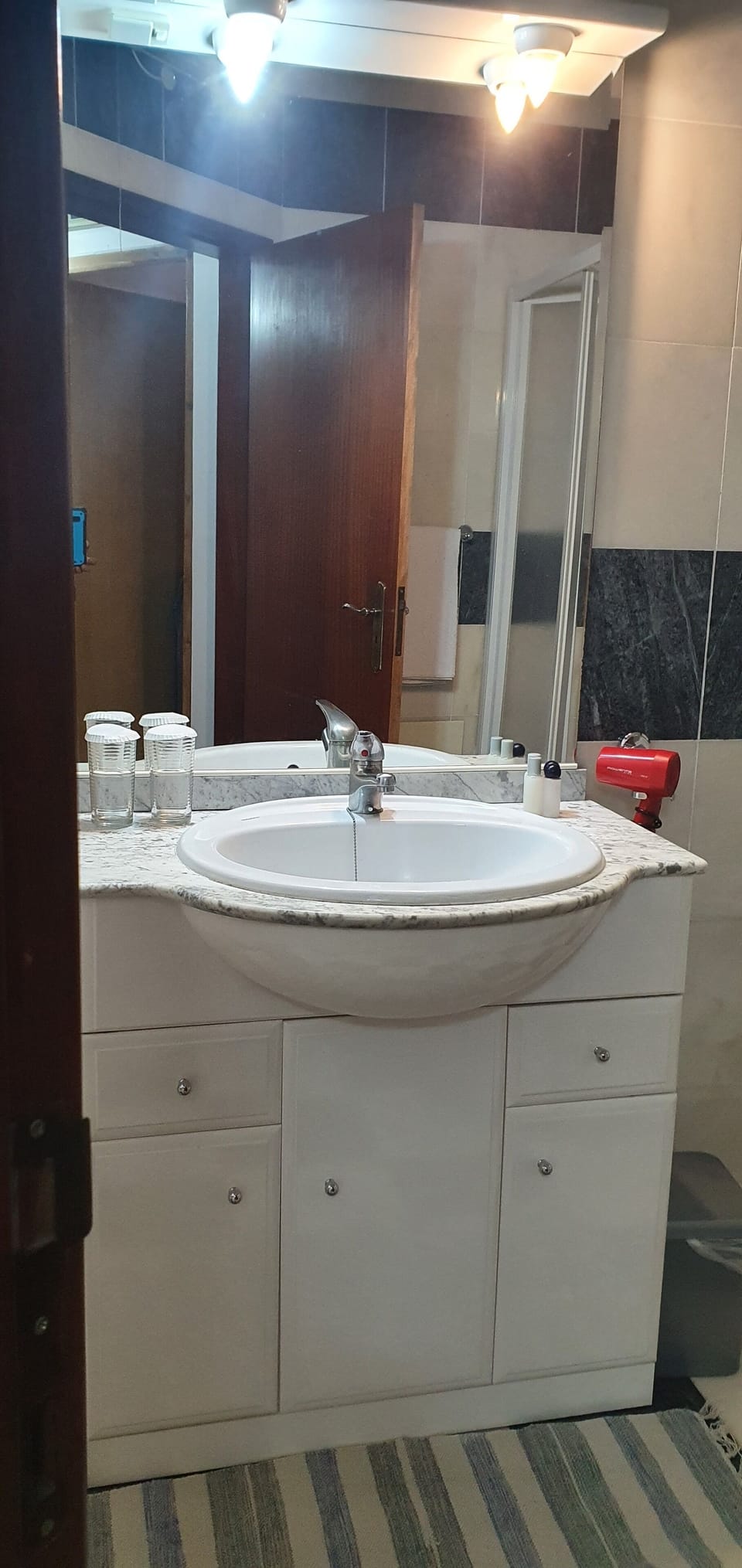 Basic Twin Room (Shared Bathroom) | Bathroom | Hair dryer, bidet, towels, shampoo