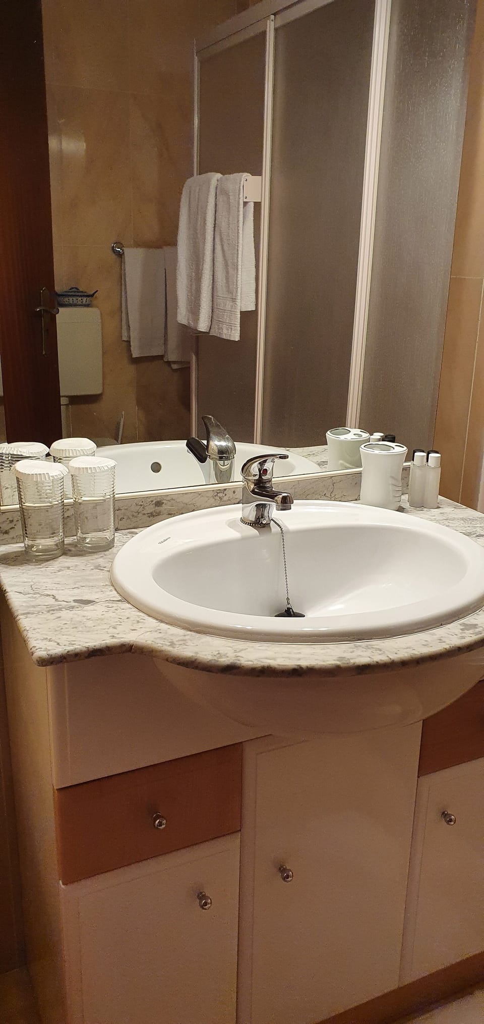 Suite | Bathroom | Hair dryer, bidet, towels, shampoo