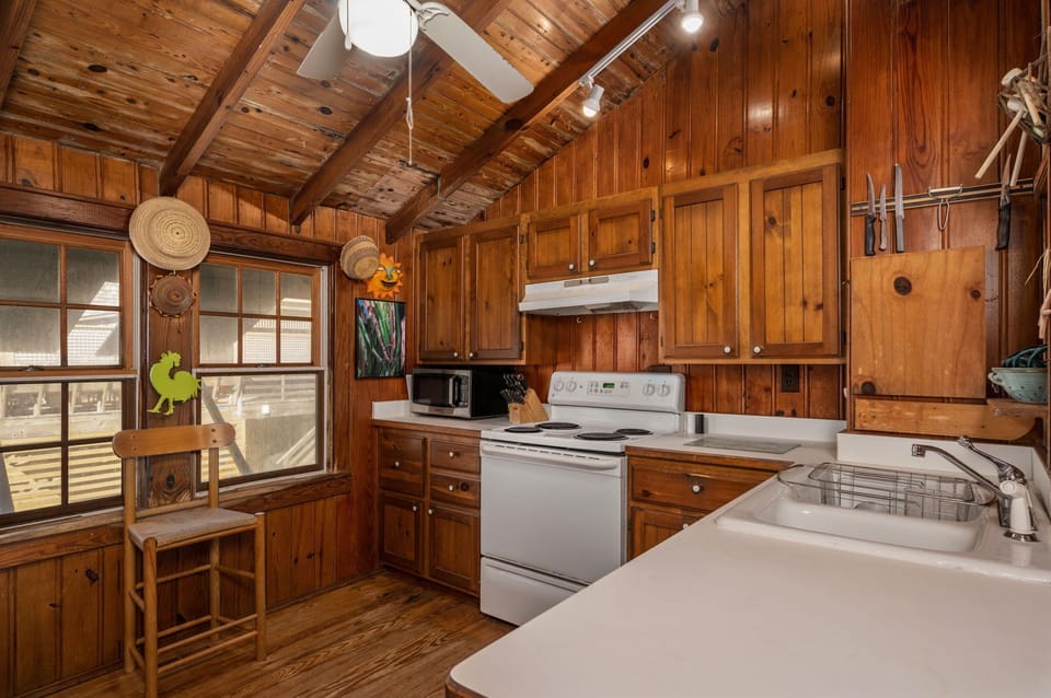 NH324:Fred Wood Cottage | ML Kitchen Area
