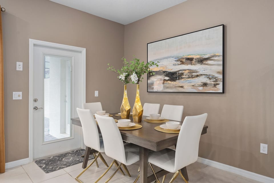 Dining seats 6