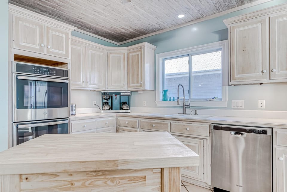 Kitchen - This well-equipped kitchen makes meal time a delight.