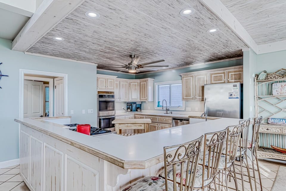Kitchen Ilsand - The kitchen island serves as an entertaining space as well as extra dining seats.