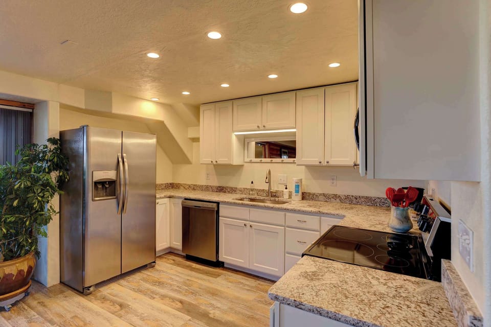 A fully equipped kitchen that’s both functional and inviting — breakfast with a view, anyone?