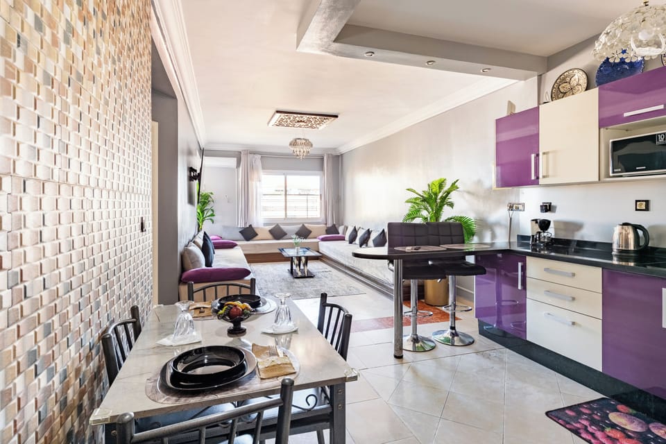 Welcoming entrance with stylish American kitchen for a cozy stay