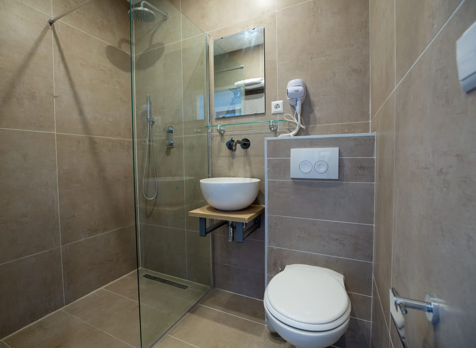 Shower, rainfall showerhead, free toiletries, hair dryer