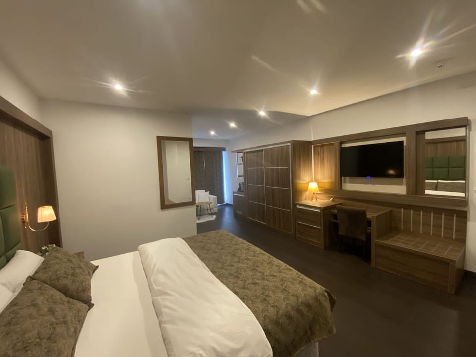 Deluxe Triple Room | Hypo-allergenic bedding available, WiFi (free), individually decorated