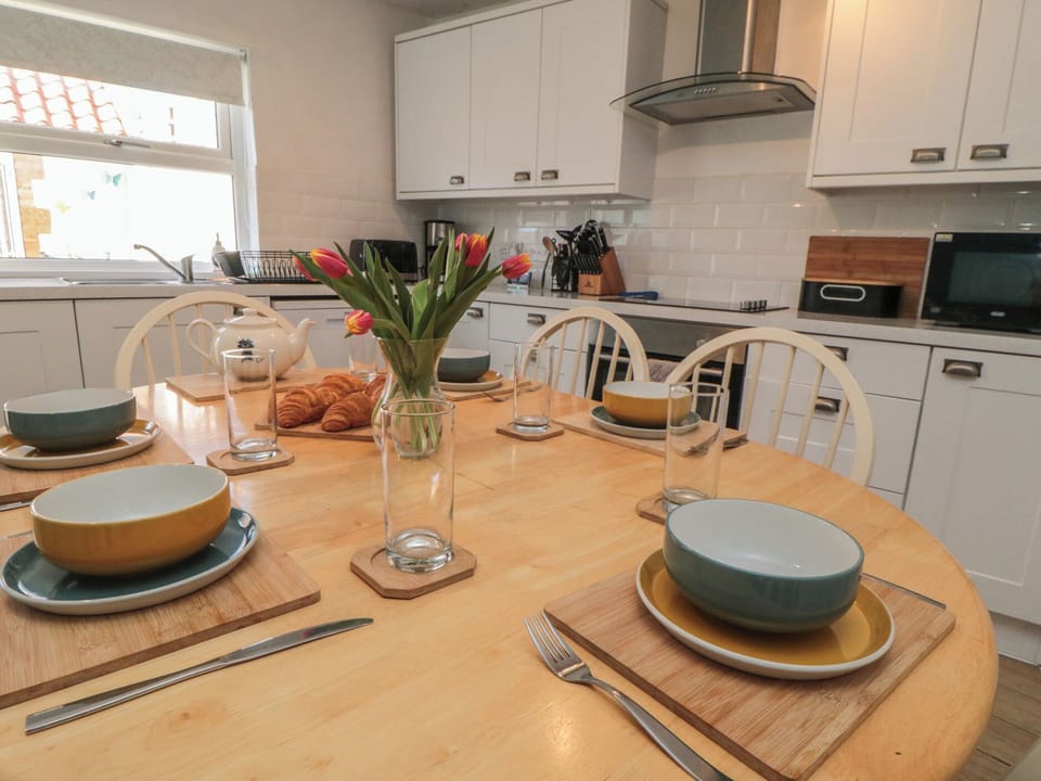 Cottage | Dining