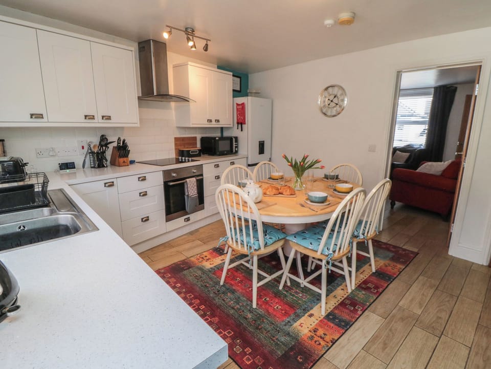 Cottage | Private kitchen | Fridge, dishwasher, electric kettle, toaster