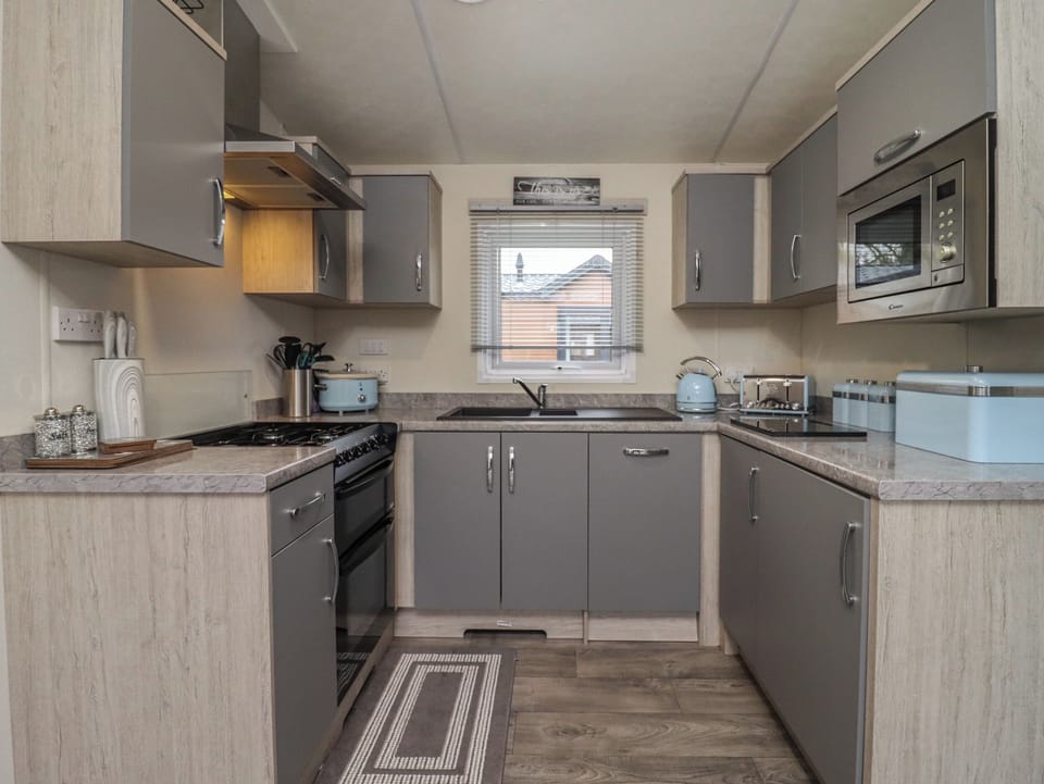 Cottage | Private kitchen | Fridge, dishwasher, electric kettle, cookware/dishes/utensils