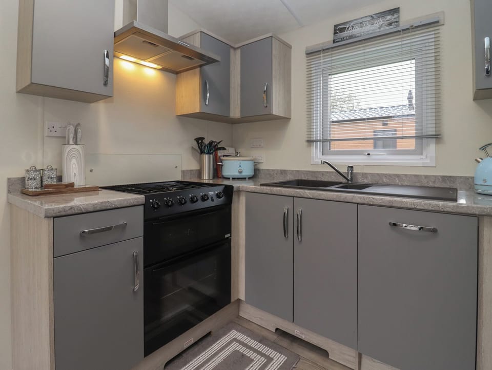 Cottage | Private kitchen | Fridge, dishwasher, electric kettle, cookware/dishes/utensils