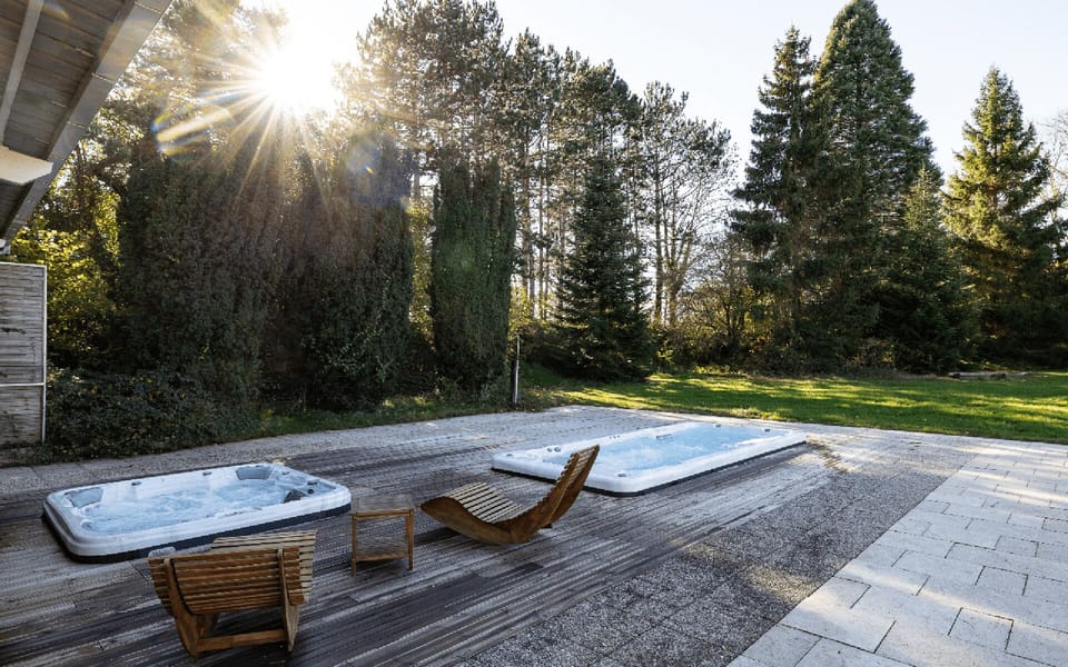 Outdoor spa tub