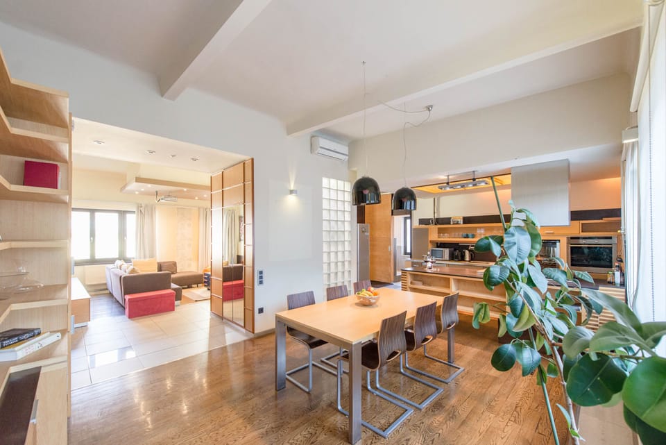 Venus Apartments - Quiet &Spacious Penthouse City Centre | 1 bedroom, premium bedding, blackout drapes, iron/ironing board