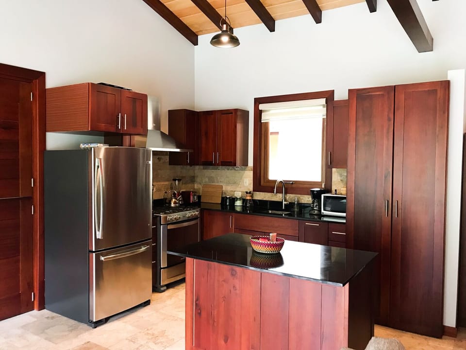 Hi quality cooking pans, and full kitchen. 