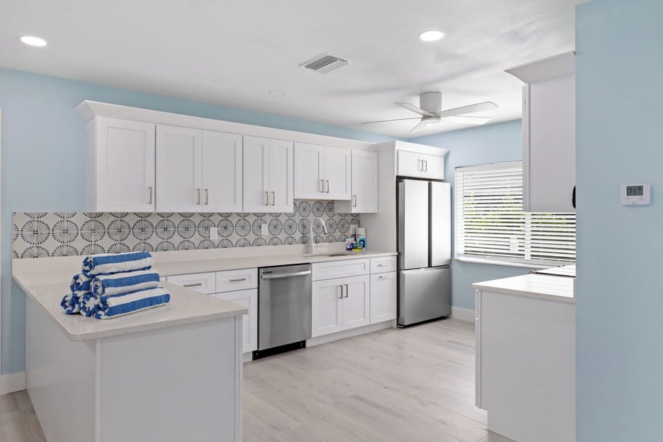 Fully equipped kitchen with breakfast bar