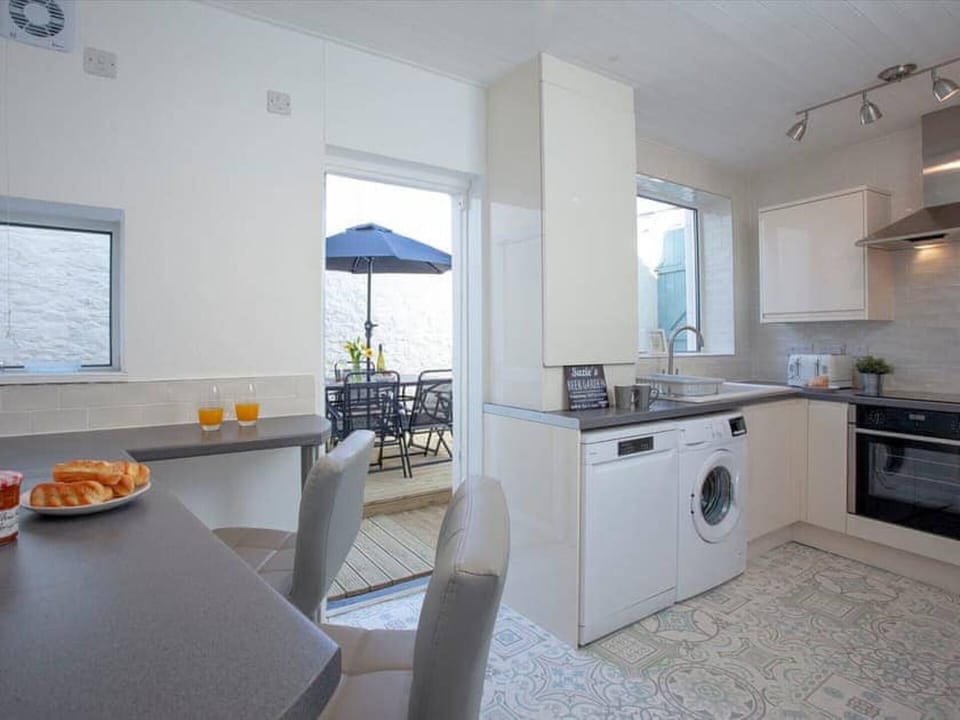 House | Private kitchen | Fridge, microwave, oven, stovetop
